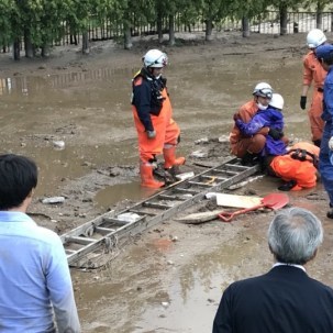 【北海道地震】マスゴミ記者が泥にはまって救出に6時間半もかかる