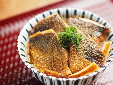 アジの照り焼き丼 アジのフライパン照り焼きの丼 魚料理と簡単レシピ