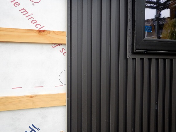 ガルバリウム鋼板を外壁に張る 砺波の工務店フラグシップ木の家づくり