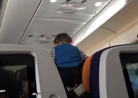 ドイツ－アメリカ間の8時間のフライト中、金切り声をあげ続ける男児の様子がアップされ様々な意見が飛び交う（動画） … 母親はほとんど何の対応もせず、他の乗客は離陸前からうんざり