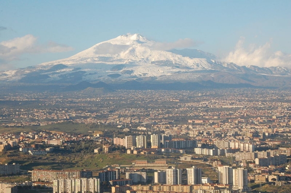 800px-Mt_Etna_and_Catania.jpg