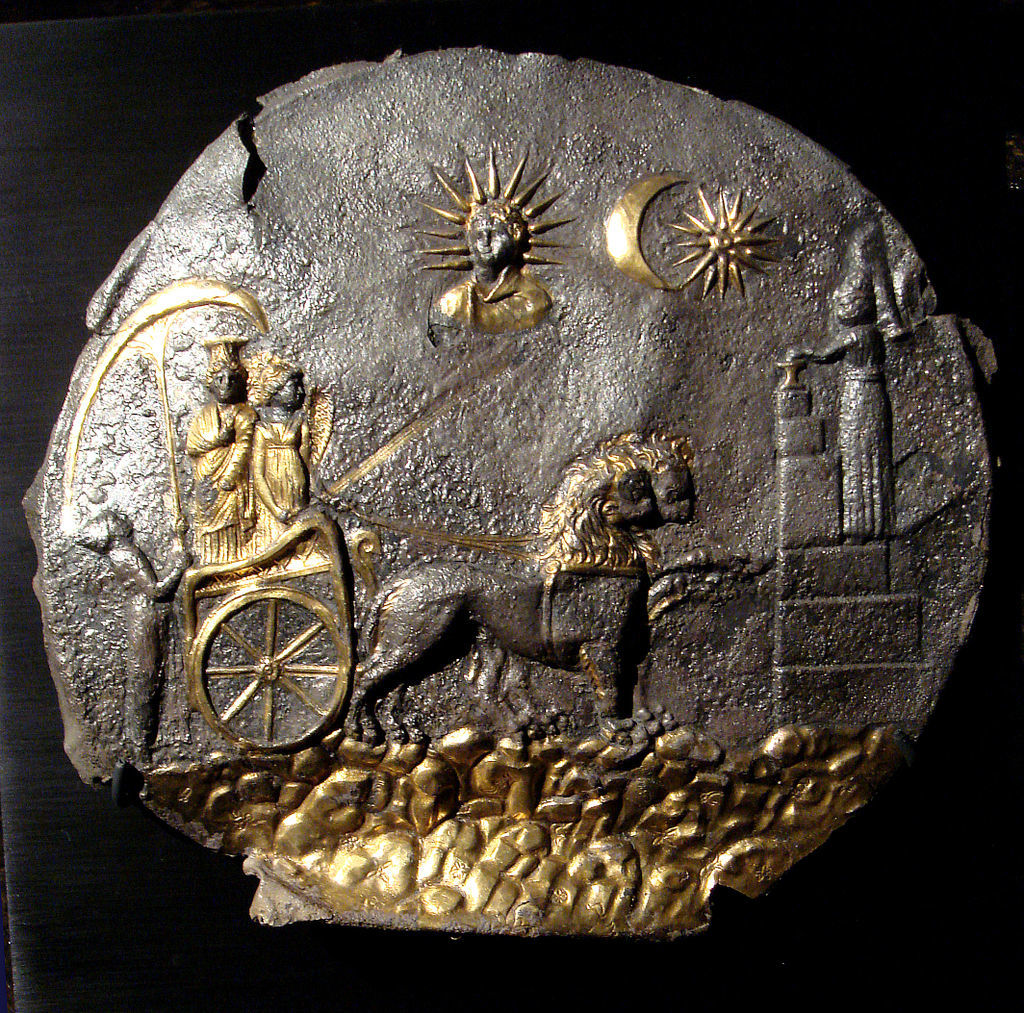 獅子に牽かれたキュベレー、奉納された生贄、太陽神を描いたプレート（紀元前2世紀）