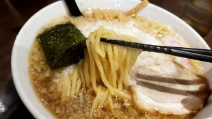 ﾊﾞｽ長ﾗｰﾒﾝ　背脂ﾗｰﾒﾝ　麺