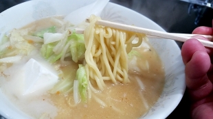 稲よし　味噌ﾊﾞﾀｰﾗｰﾒﾝ　麺