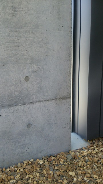 コンクリート壁のモルタル補修跡色合わせ美装