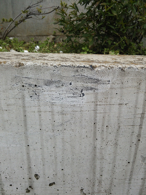 コンクリート擁壁こすり傷の補修