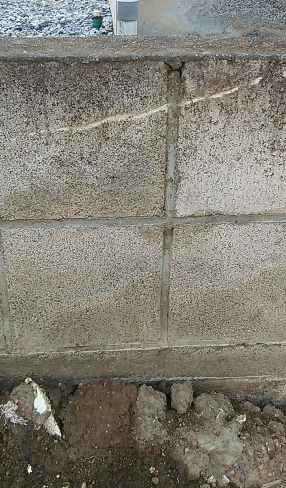 経年劣化したブロック塀の白いこすりキズを修理