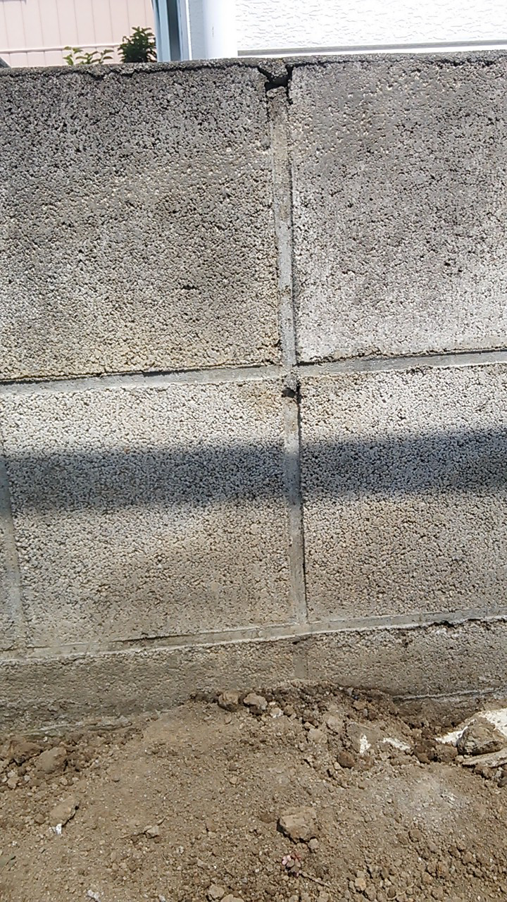経年劣化したブロック塀の白いこすりキズを修理