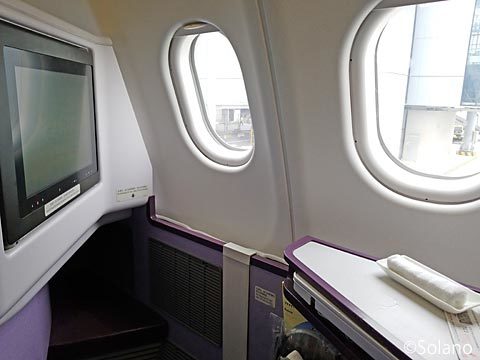 中国東方航空A330のビジネスクラス、広いシートピッチ
