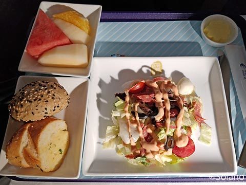 中国東方航空ビジネスクラス機内食、サラダとパン