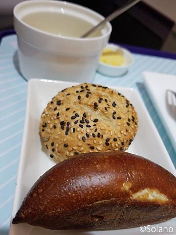中国東方航空ビジネスクラス機内食、パン