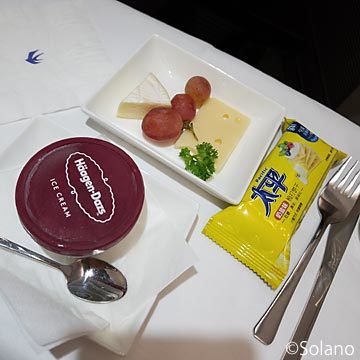 中国東方航空ビジネスクラス機内食、食後のチーズとアイスクリーム
