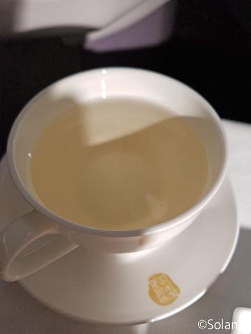 中国東方航空ビジネスクラス機内食、食後のウーロン茶