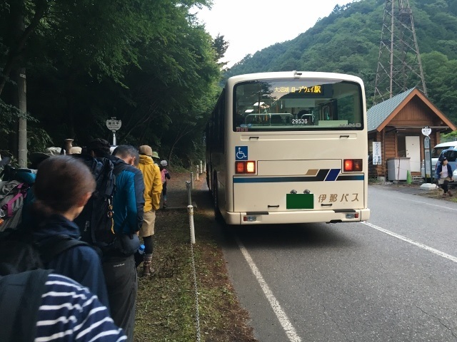 木曽駒ケ岳　黒川駐車場　バス到着