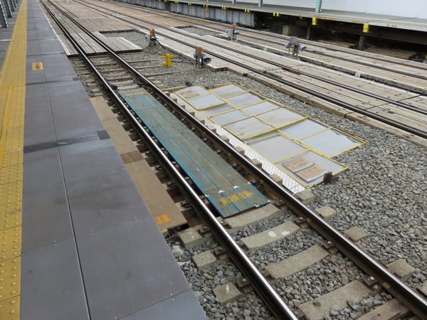沼袋駅構内は掘削が本格化しており、線路が工事桁化されている区間が増えてきた。