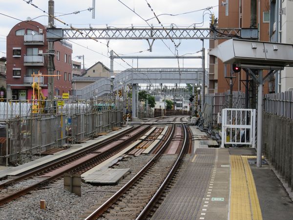 新井薬師前駅の西武新宿寄りにあった歩道橋は4月に撤去され、奥に仮設歩道橋が設けられた。